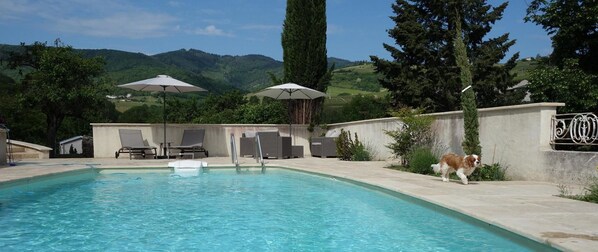 Een buitenzwembad, open van 09.00 uur tot 20.00 uur, en ligstoelen