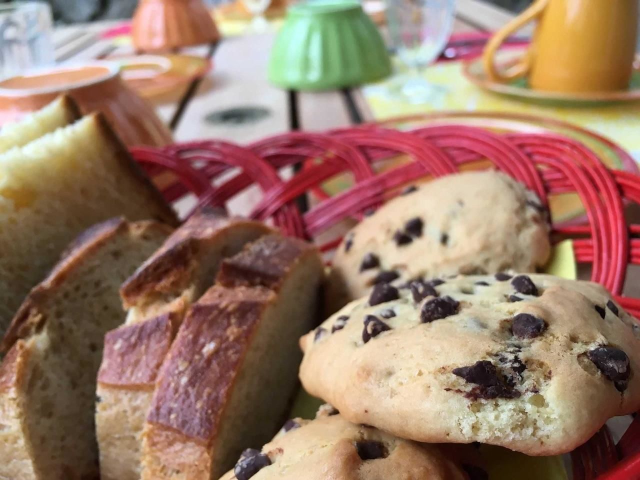 En kurv med brødskiver og chokoladecookies.
