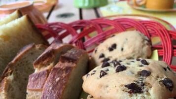 En kurv med brødskiver og chokoladecookies.