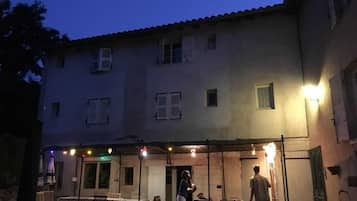 Voorkant accommodatie - avond/nacht