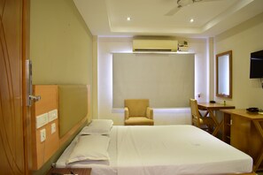 Deluxe Room | Desk, soundproofing, free WiFi