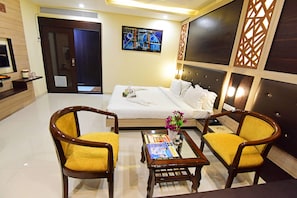 Deluxe Suite | In-room safe, individually furnished, soundproofing, free WiFi