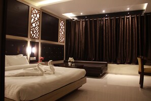 Suite Deluxe | Salle de bain | Articles de toilette gratuits, serviettes fournies