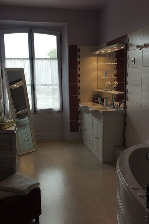 Deluxe-Doppel- oder -Zweibettzimmer, Whirlpool, Parkblick | Badezimmer
