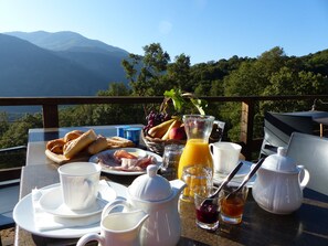 Café da manhã completo grátis todos os dias