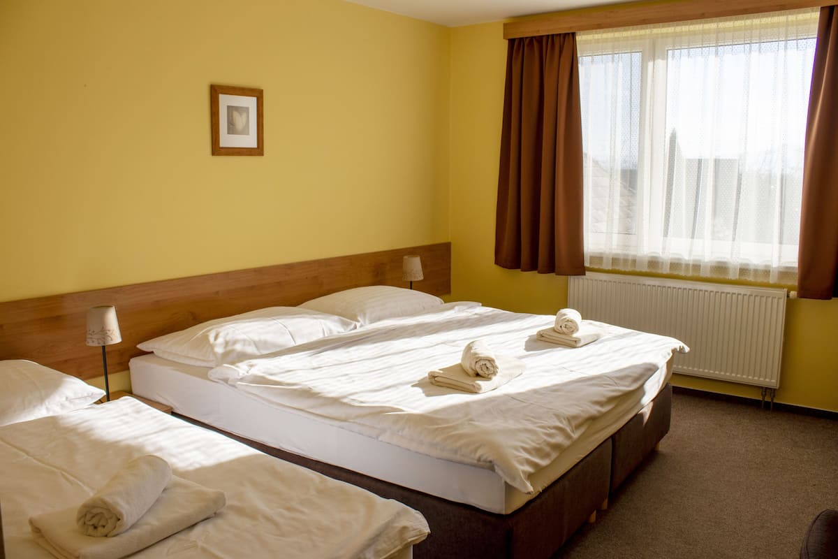 Driepersoonskamer | Een bureau, verduisterende gordijnen, babybedden, extra bedden
