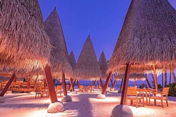 6 restaurants, breakfast, lunch, dinner served; international cuisine