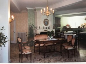 Lobby sitting area - Hotel Mazmoura (Reignac-sur-Indre)