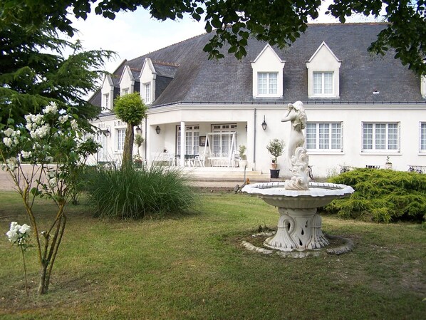 Front of property - Hotel Mazmoura (Reignac-sur-Indre)