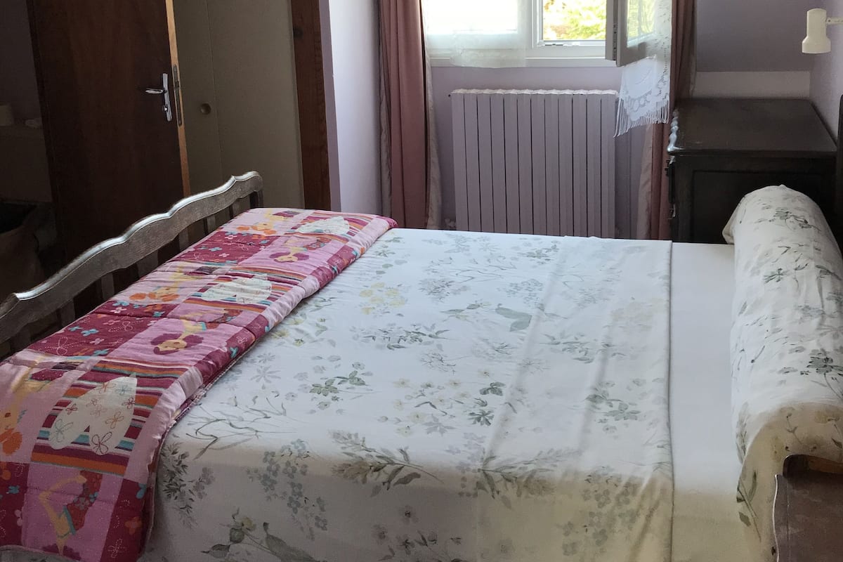 Soundproofing, iron/ironing board, bed sheets