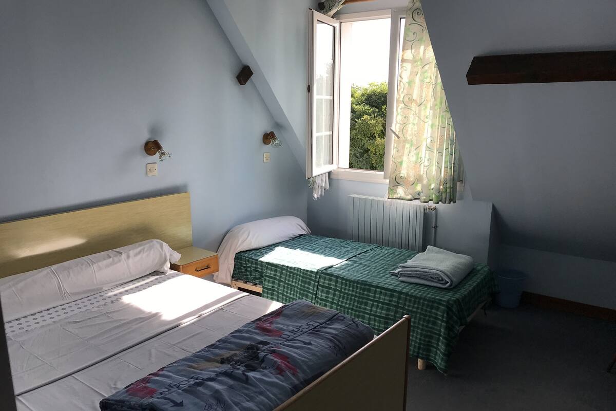 Triple Room | Soundproofing, iron/ironing board, bed sheets