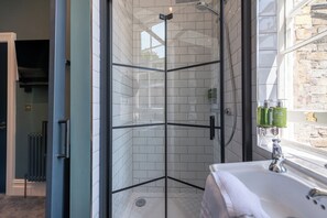 Double Room (with Shower, Room 4) | Bathroom | Free toiletries, hair dryer, towels - The Crown Pub & Guesthouse (London)