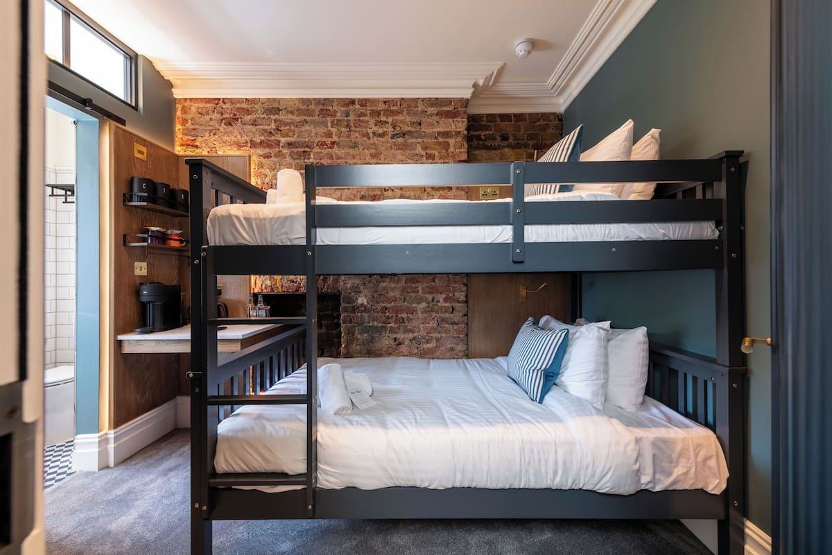 Comfort Twin kamer | Individueel gedecoreerd, individueel gemeubileerd, een bureau