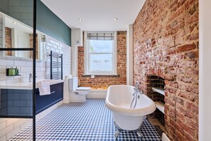 Kamer, 1 twee- of 2 eenpersoonsbedden, bad (Room 3) | Badkamer | Gratis toiletartikelen, een haardroger, handdoeken