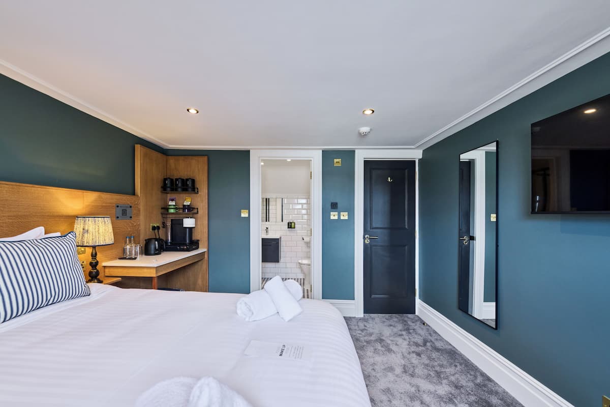 Double or Twin Room, Bathtub (Room 3) | Individually decorated, individually furnished, desk, iron/ironing board