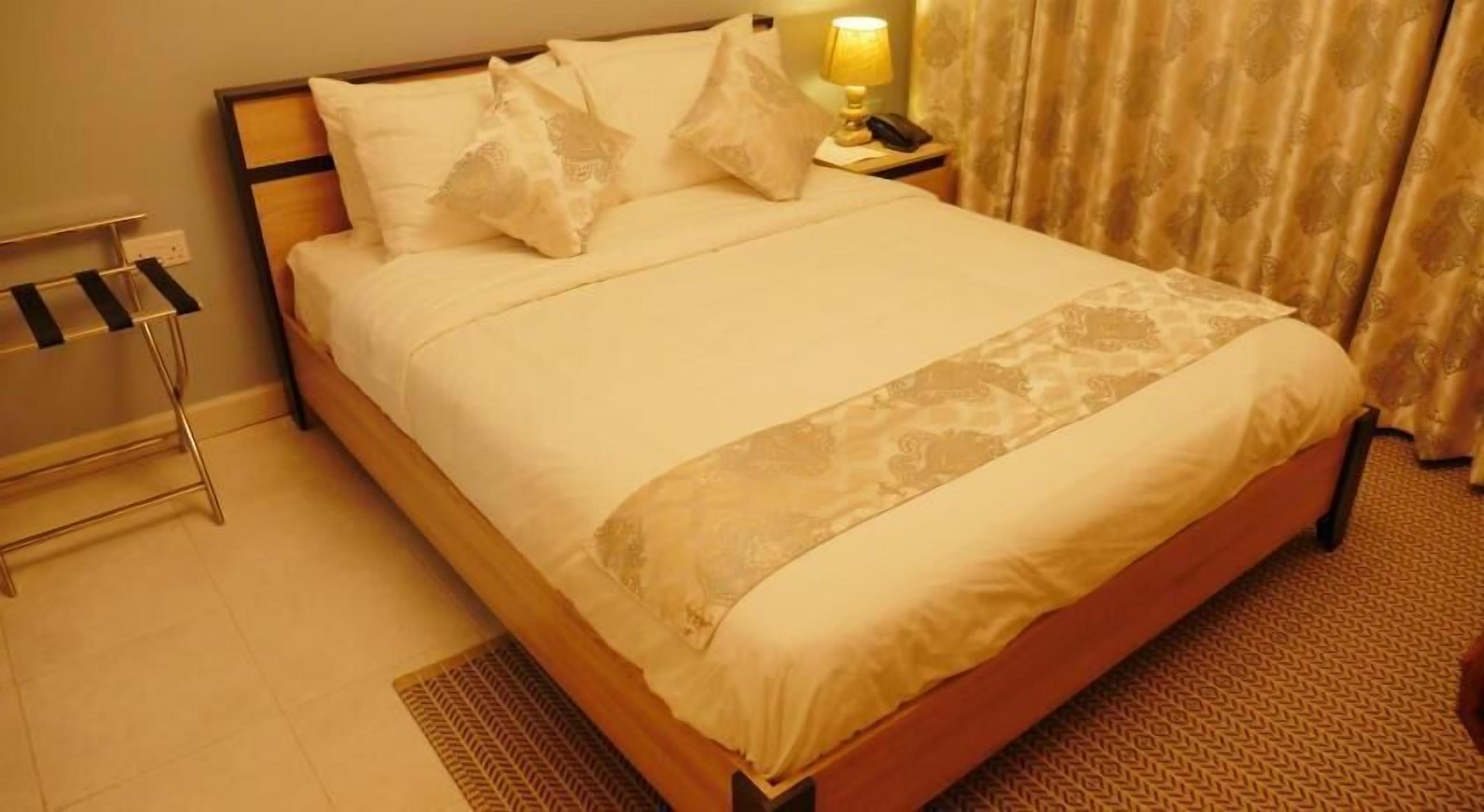 Desk, soundproofing, free WiFi, bed sheets