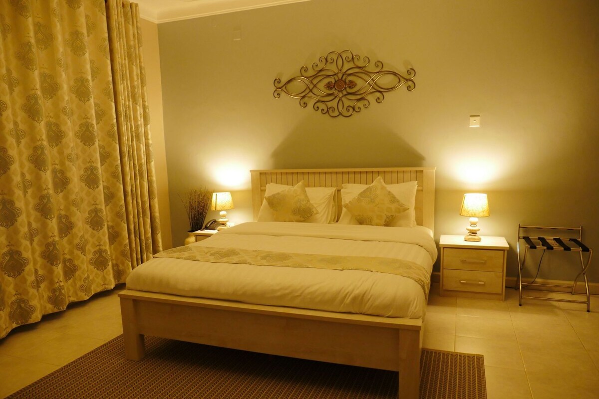 Desk, soundproofing, WiFi (free), bed sheets
