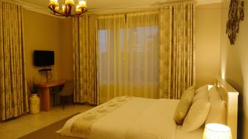 Deluxe Suite | Desk, soundproofing, free WiFi, bed sheets