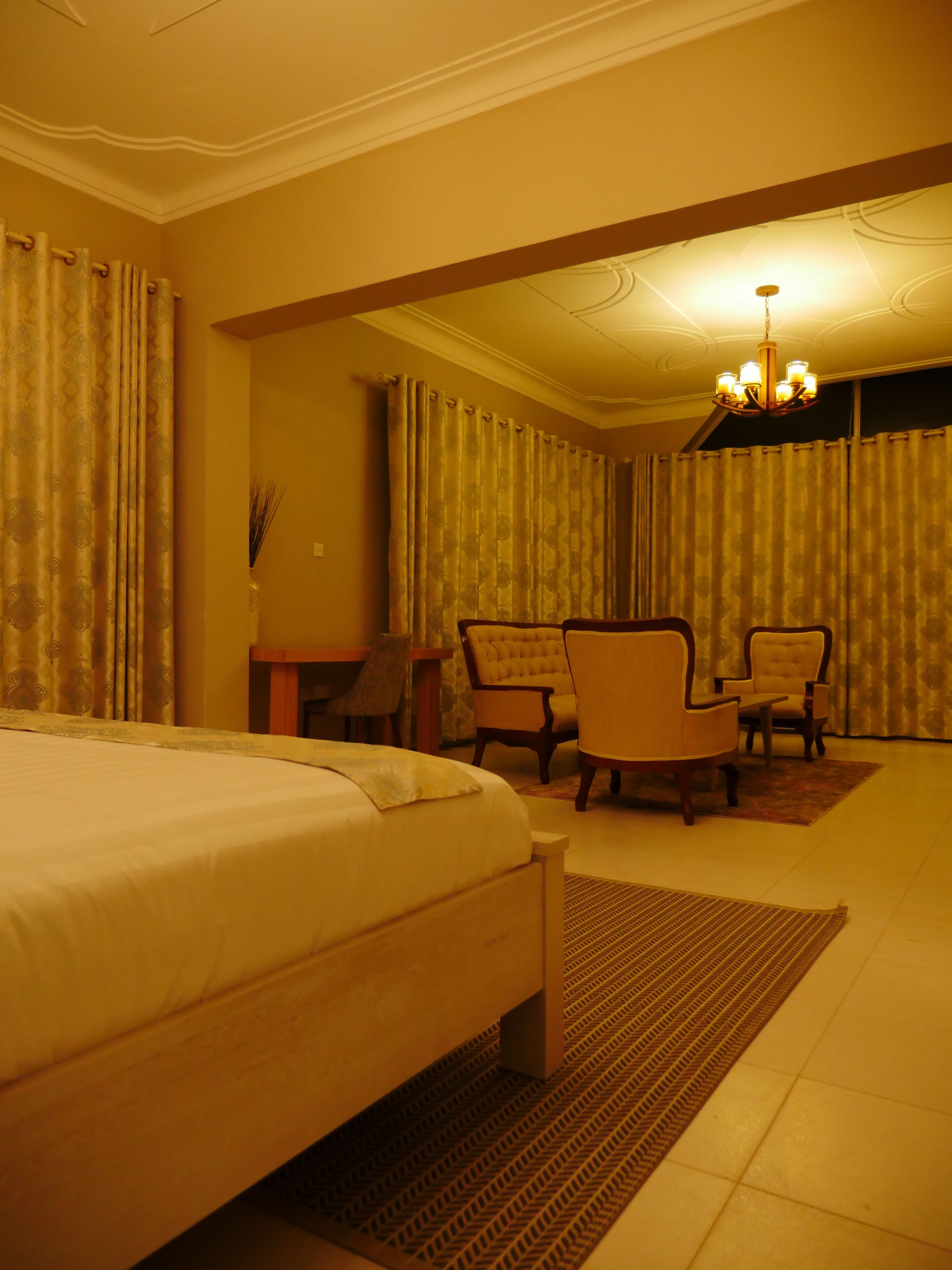 Escritorio, sistema de insonorización, wifi gratis y ropa de cama 