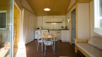 Chalet, 2 camere da letto | Area soggiorno | TV a schermo piatto, tavolo da ping pong