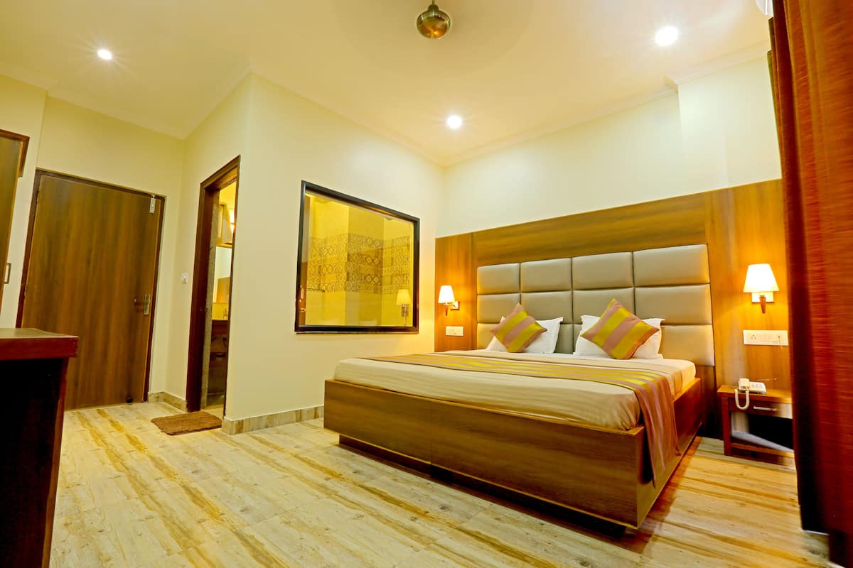 Standard Room, 1 King Bed, Smoking | Soundproofing, iron/ironing board, free WiFi, bed sheets