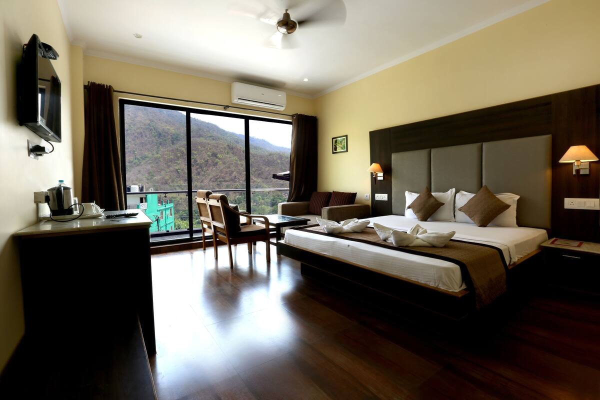 Superior Room, 1 King Bed, Smoking | Soundproofing, iron/ironing board, free WiFi, bed sheets