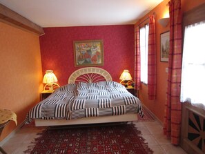 Habitación doble (La Provencale) | Decoración personalizada, muebles diferentes y cortinas blackout