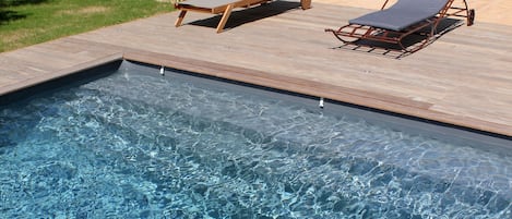 Piscine extérieure en saison