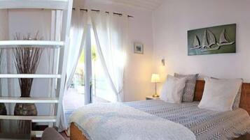 Soundproofing, free WiFi, bed sheets