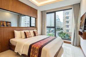 In-room safe, desk, blackout curtains, soundproofing - Aviva Saigon Pearl (Ho Chi Minh City)