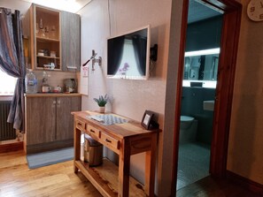 Desk, laptop workspace, iron/ironing board, free WiFi - Castle Lodge (Brecon)