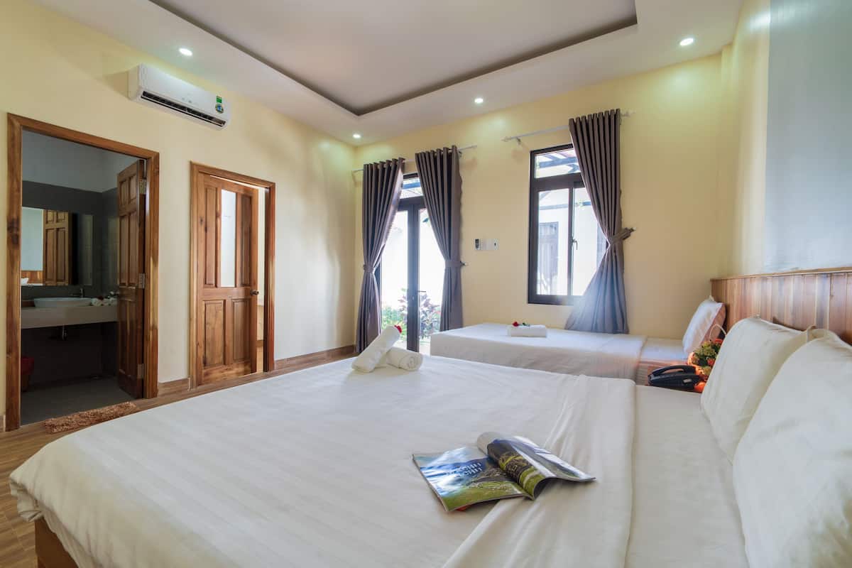 Camera (VIP, 2 King Beds) | Una scrivania, letti aggiuntivi (a pagamento), Wi-Fi gratuito