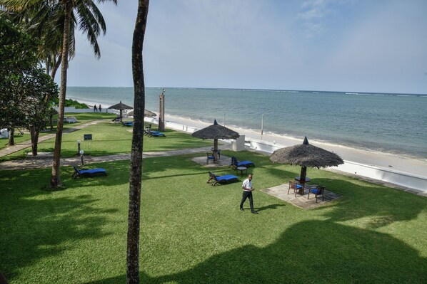 Private beach, sun loungers, beach umbrellas, beach towels - North Coast Beach Hotel (Mtwapa)