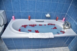 Separate bathtub and shower, deep-soaking bathtub, rainfall showerhead