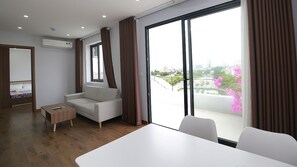 Apartamento presidencial, 2 habitaciones, vistas al lago | Zona de estar | Una televisión