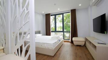 Studio Mewah, 1 Tempat Tidur King, tepi danau | 1 kamar tidur, meja kerja, kedap suara, dan Wi-Fi gratis