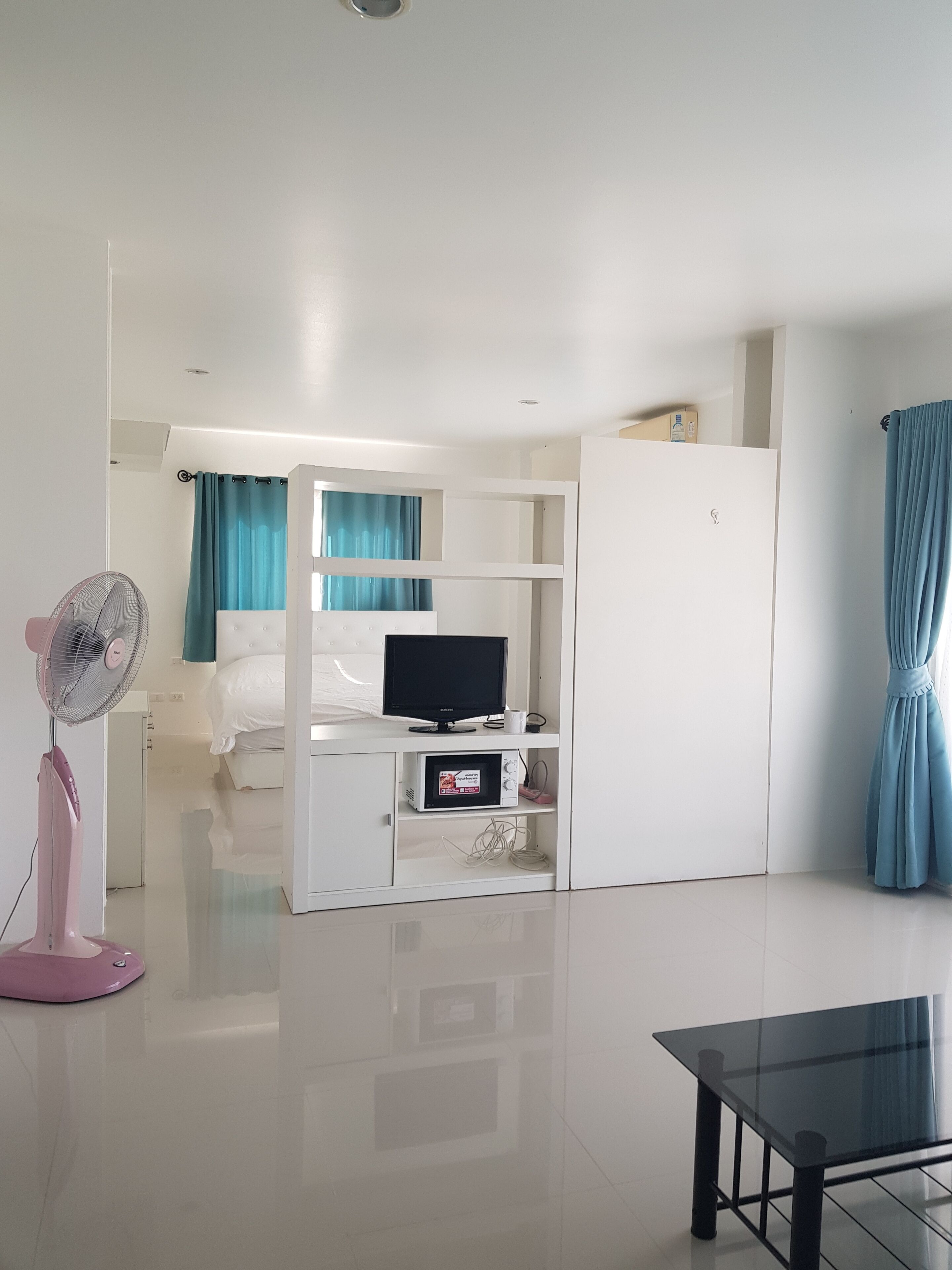 Deluxe Apartment | Living room | Flat-screen TV