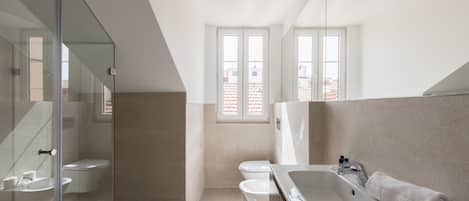 Appartement Duplex, 4 chambres | Salle de bain | Douche, articles de toilette gratuits, sĂšche-cheveux