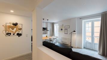 Maisonnette, 4 slaapkamers | Woonkamer | Een flatscreentelevisie