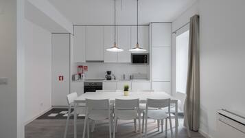 Appartement, 3 slaapkamers | Privékitchenette | Een koelkast/vriezer, een magnetron, een oven, een kookplaat