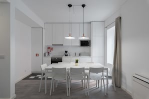 Lejlighed - 3 soveværelser | Privat tekøkken | Køleskab/fryser i fuld størrelse, mikrobølgeovn, ovn, kogeplade