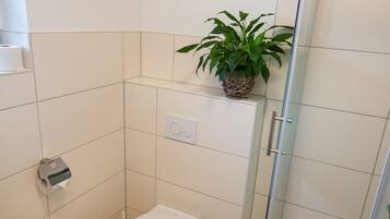 Basic-Studio | Badezimmer | Dusche, kostenlose Toilettenartikel, Handtücher, Seife