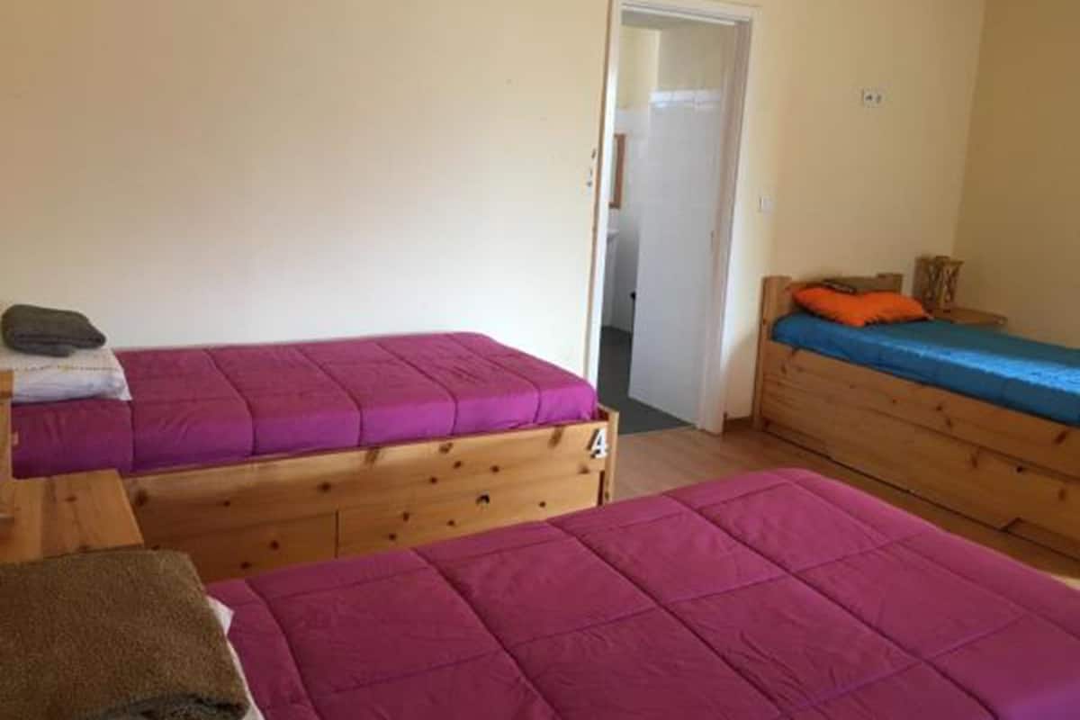 Dreibettzimmer (Pig) | Schreibtisch, Bügeleisen/Bügelbrett, kostenloses WLAN, Bettwäsche