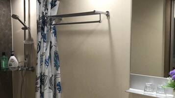 Deluxe-Suite, Mehrere Betten, Nichtraucher | Badezimmer | Dusche, Regendusche, kostenlose Toilettenartikel, Haartrockner