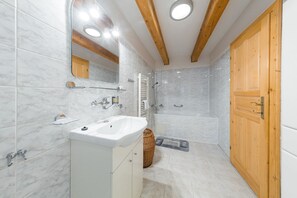 Chalupa Badurka 2 | Baño | Amenidades de baño gratuitas y toallas 