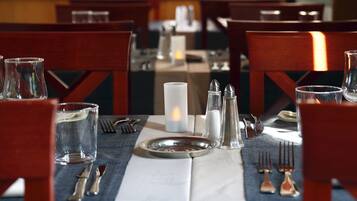 Déjeuner et dîner servis sur place