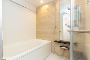Apartment house 401 | Bathroom | Separate bathtub and shower, free toiletries, hair dryer, slippers