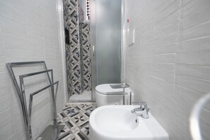 Apartamento, 1 quarto | Banheiro | Chuveiro, bidê, toalhas de banho, shampoo