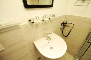 Apartamento, 3 quartos | Banheiro | Chuveiro, produtos de toalete grátis, bidê, toalhas de banho