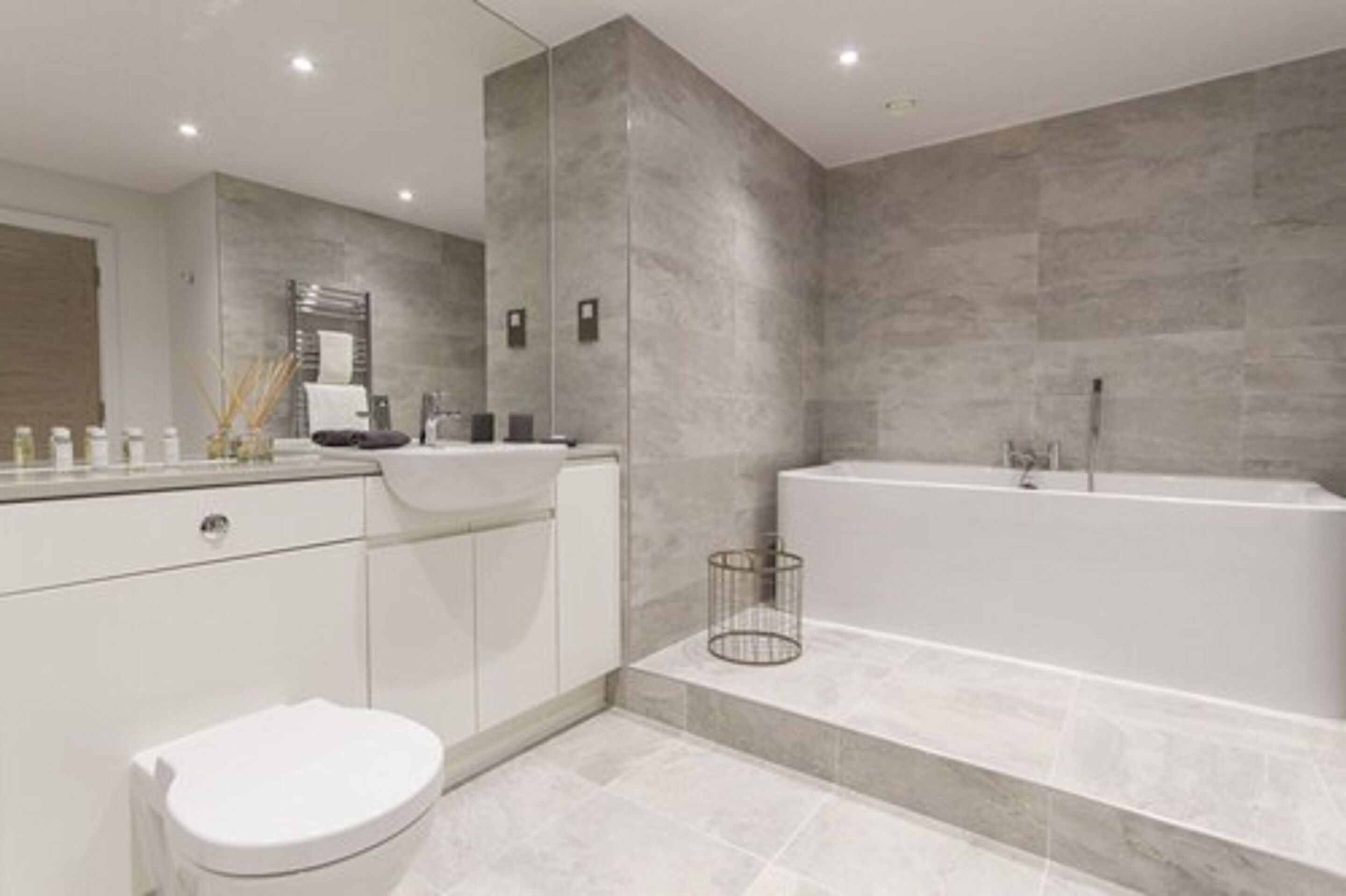 Perlengkapan mandi gratis, pengering rambut, sandal, dan handuk